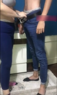 ”bir istek aldık, 18’liğe karımı siktirmek için.” diyen eleman, önce ”yaşın kaç?” diye soruyor, 18 yaşındaki zargana ise, ”18 yaşındayım, kanımızın hızlı aktığı zamanlar.” diye cevap veriyor. Ardından Milf ve oğlan soyunuyor. Önce condom taksa da, kocası ”rahatsız oluyorsan çıkar.” diyor, eleman da çıkarıp milfe çakmaya başlıyor. Elinde kamerayla direktifler veren koca bir süre sonra genç oğlanın boşalamadığını fark ediyor. en son kendi eliyle siki sıvazlayıp boşaltırken, ”sana nazik davranmak lazımmış ya.” diyor ve kapanış. – İzle | Türk İfşa Life