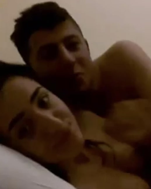 Kürt Mecit ve Sevgilisi Berfin (Efsane!) - Utanmaz Kızlar | Türk İfşa, Reklamsız İfşa Platformu