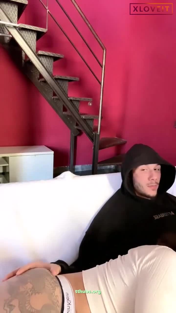 Naz Elbir Dövmeli Kalçayı Partnerine Bastırıyor Ifsa