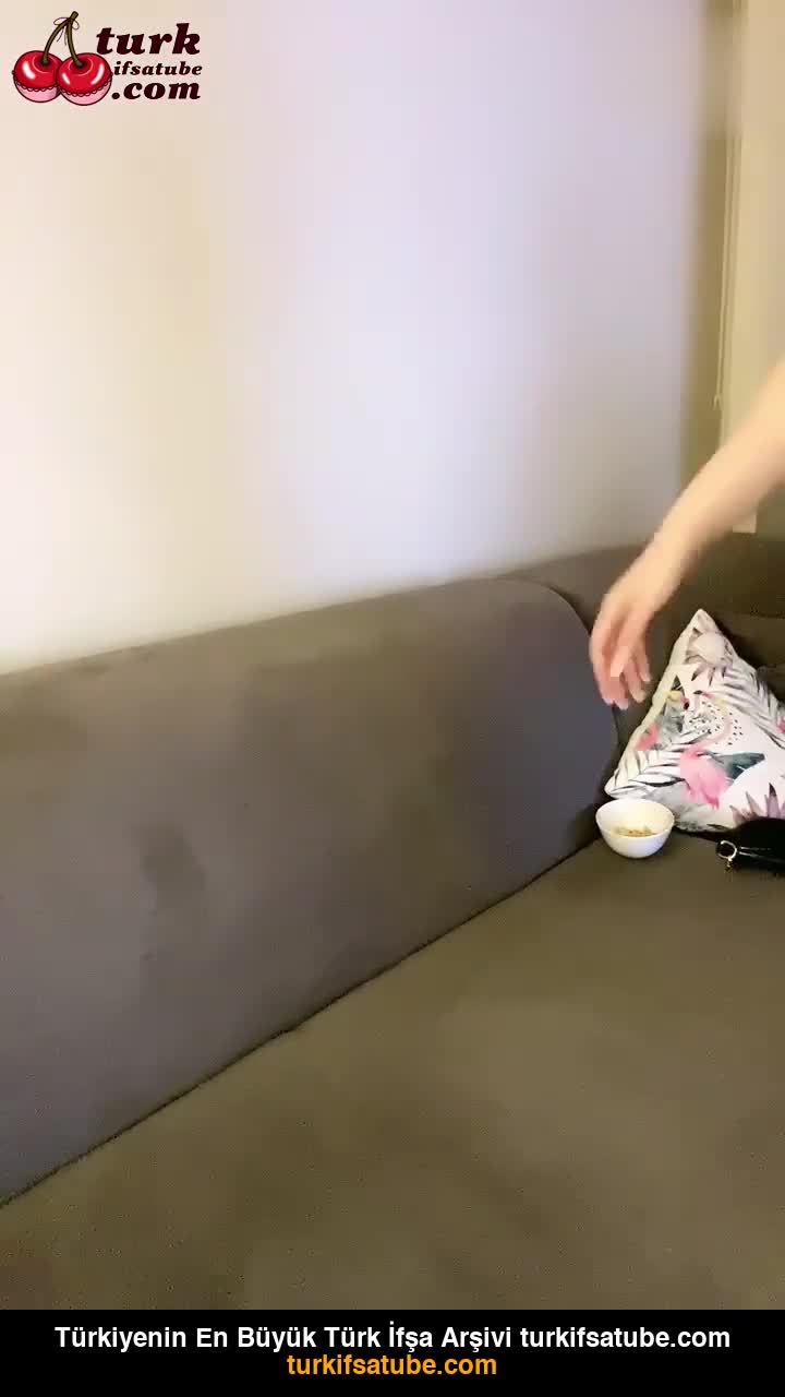 Naz Elbir Şampanya Kadehini Koltukta Tutuyor Ifsa