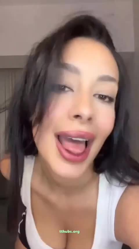 Nehirpp Beyaz Askılı Dil Çıkartıp Dudak Yalıyor