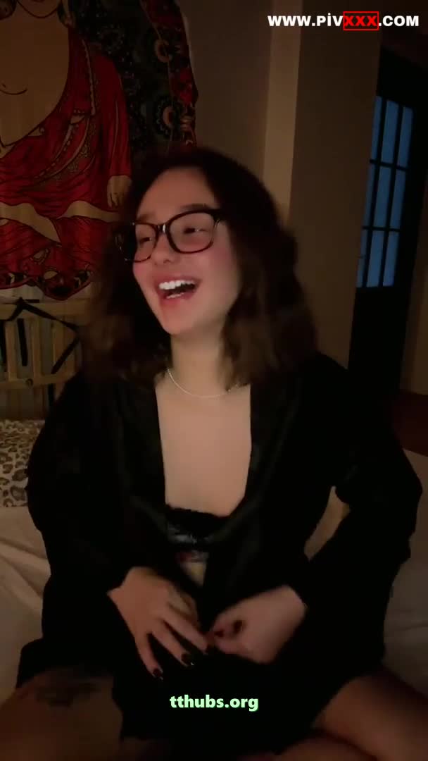 Naz Elbir Gözlüklü Siyah Gecelik Göğüs Oksuyor