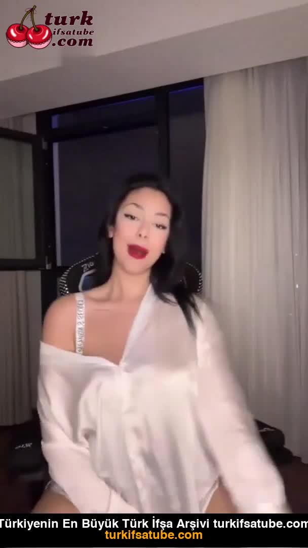 Nehirpp Saten Gömlekle Dudak Büzüp Oturuyor